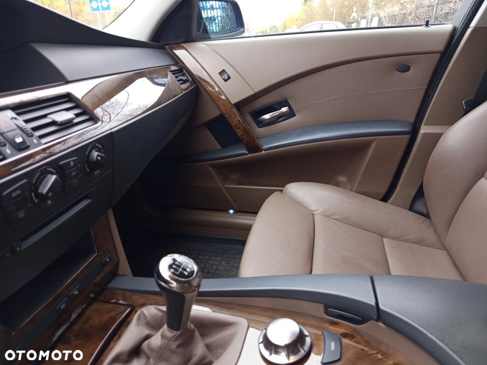 BMW Seria 5 525i - 33