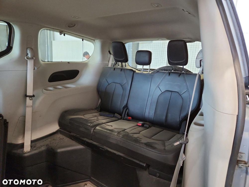 Chrysler Pacifica - 12