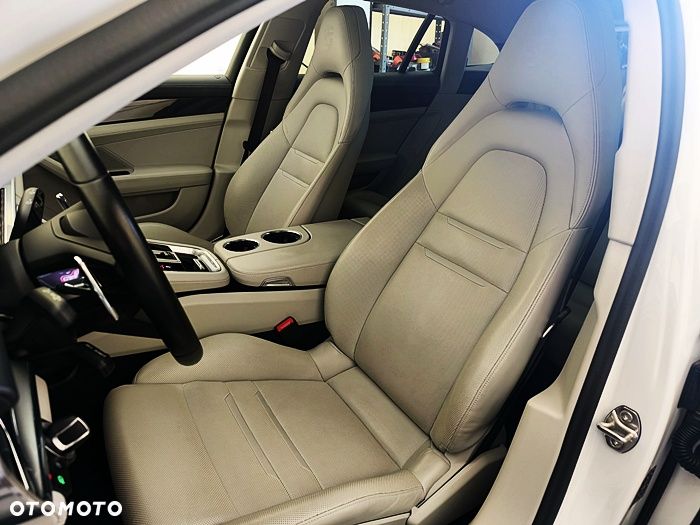 Porsche Panamera 4 E-Hybrid - 23