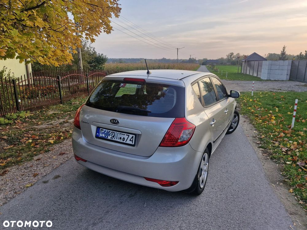 Kia Ceed - 8