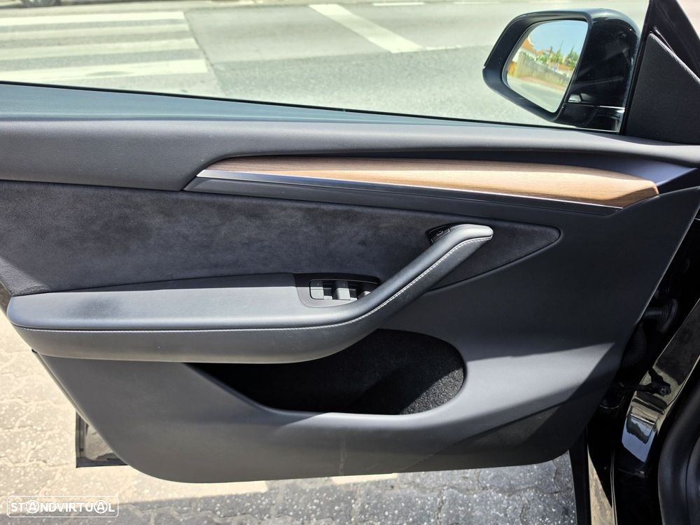Tesla Model Y Long Range Dual Motor AWD - 8