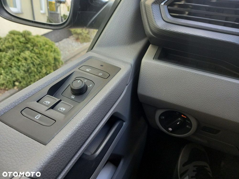 Volkswagen Caravelle - 28