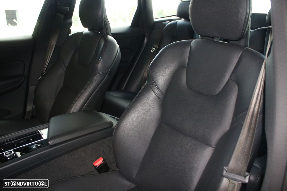 Volvo XC 60 2.0 T6 PHEV Plus Dark AWD — fotografia 14
