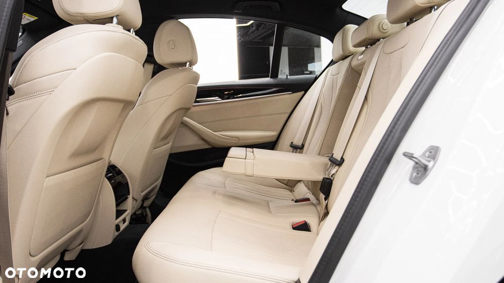 BMW Seria 5 520i mHEV - 16