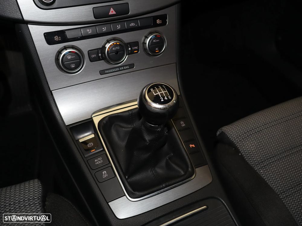 VW Passat Variant 1.6 TDI BlueMotion Comfortline - 25