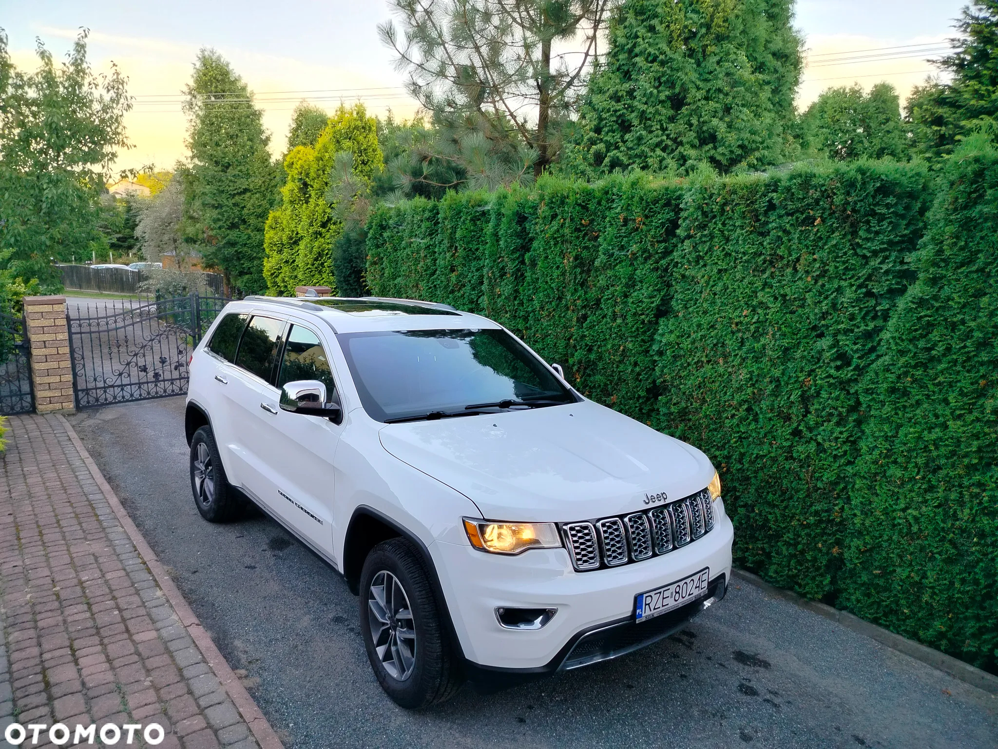 Jeep Grand Cherokee - 25