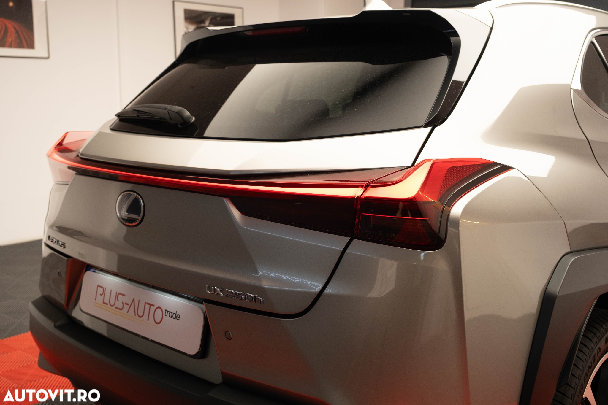 Lexus UX 250h FWD Executive - 13