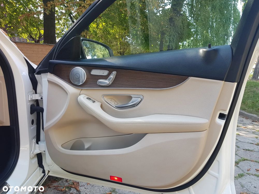 Mercedes-Benz Klasa C 300 4Matic 9G-TRONIC Exclusive - 20