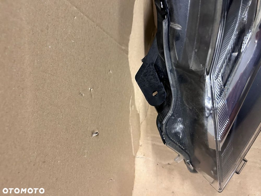 REFLEKTOR LEWY TOYOTA YARIS III LIFT - 2