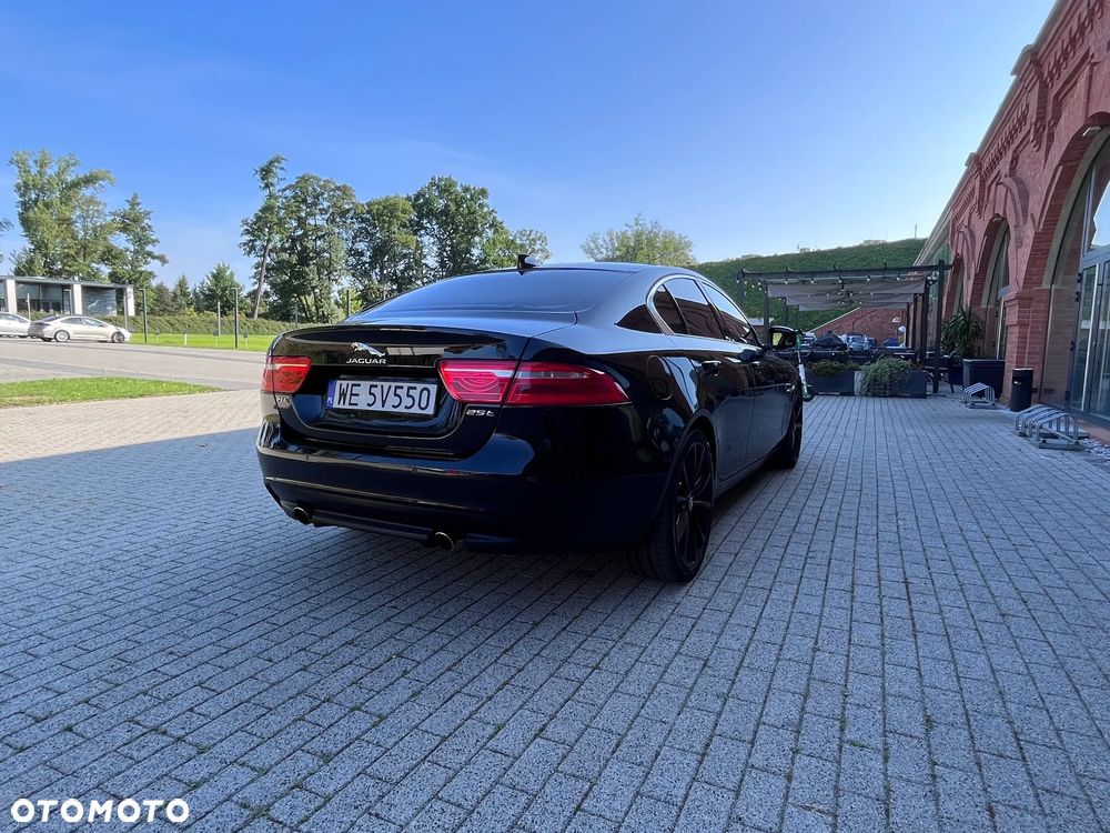 Jaguar XE 25t Prestige - 11