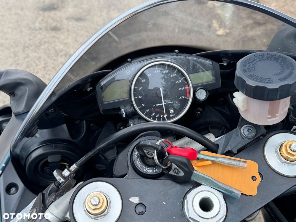 Yamaha R1 - 12