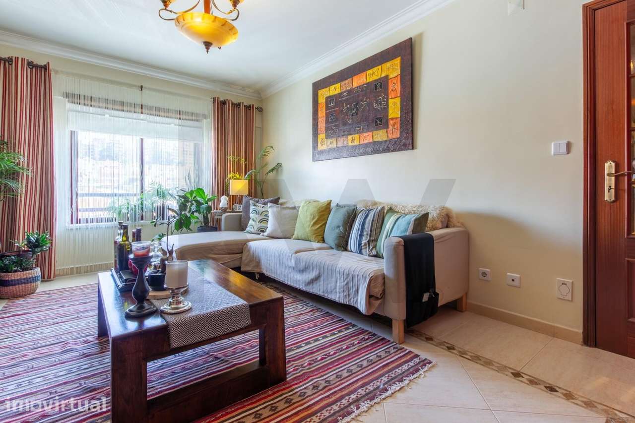 Apartamento T2 com lugar de estacionamento e garagem na Ramada - Grande imagem: 2/25