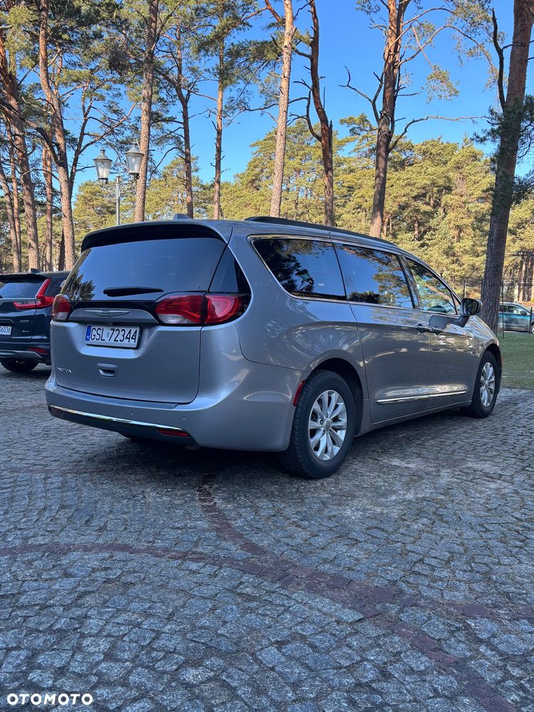 Chrysler Pacifica - 4