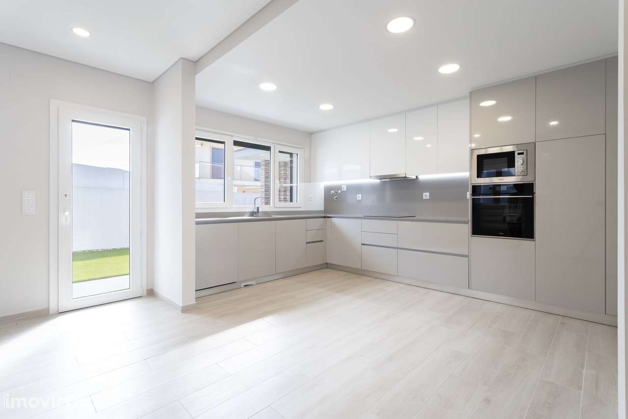 Moradia T3 em Famões: Luz, Espaço e Conforto com Jardim e Estacionamen - Grande imagem: 5/35