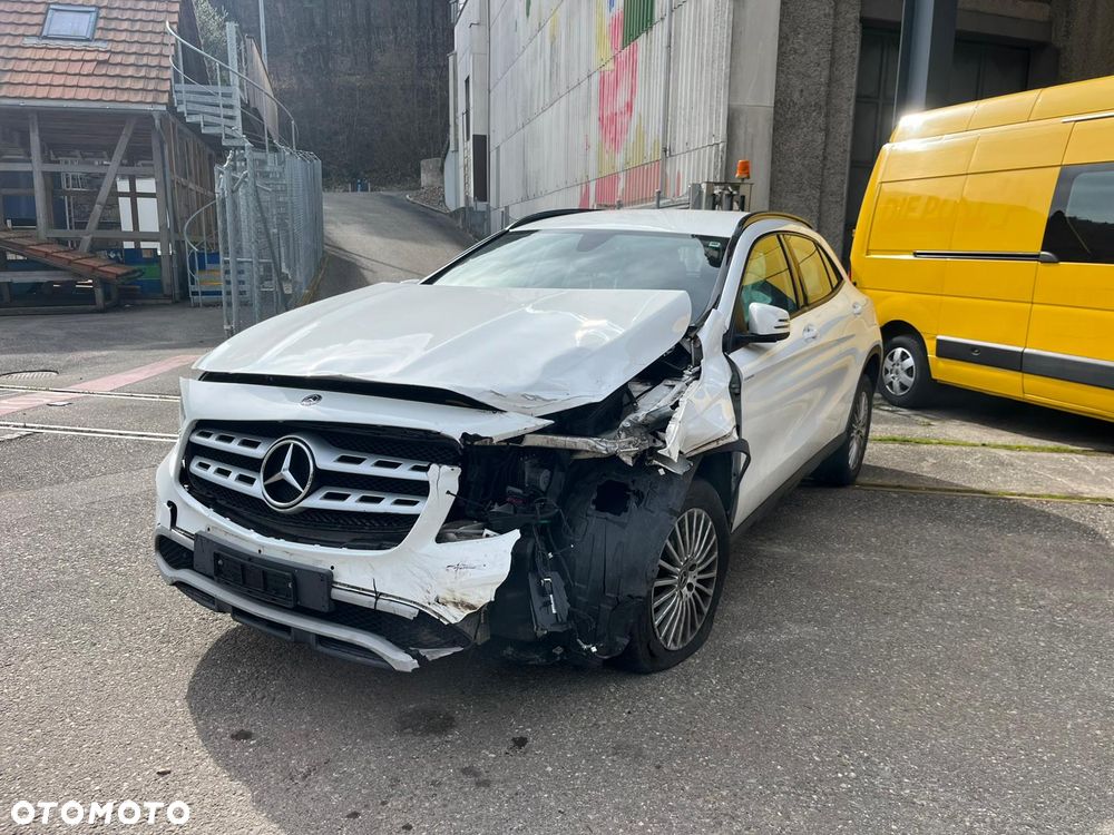 Mercedes-Benz GLA 200 d 7G-DCT - 4