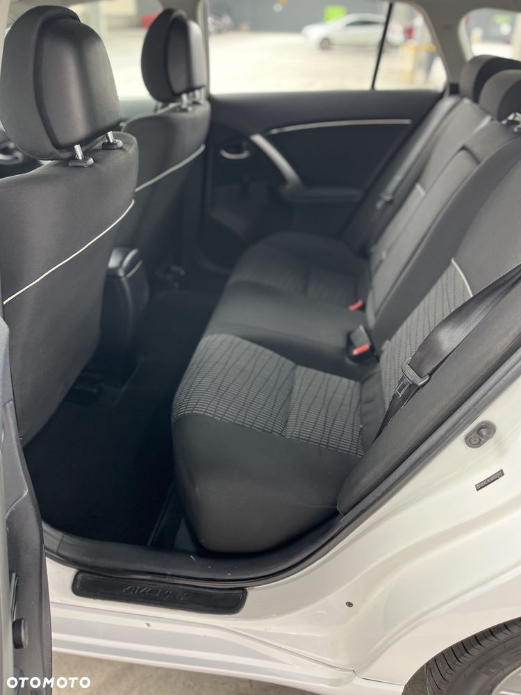 Toyota Avensis 1.6 Comfort - 28