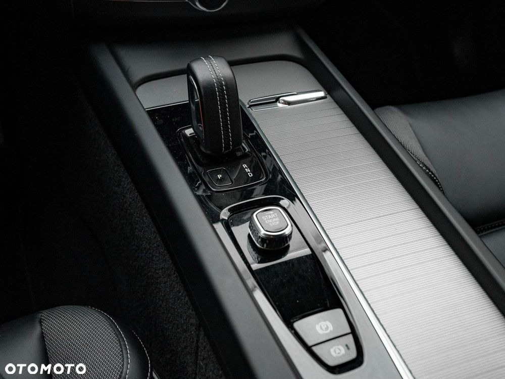 Volvo XC 60 B4 B Plus Dark - 18