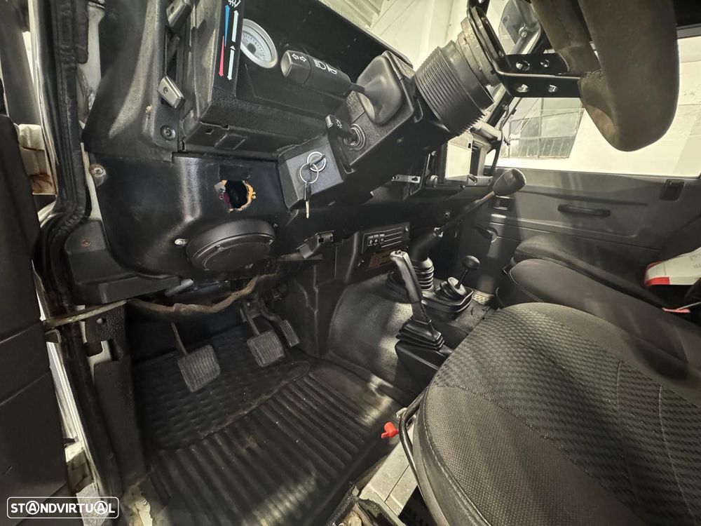 Land Rover Defender 90 2.5 TD5 Metal Top - 18