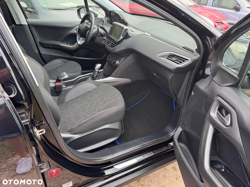 Peugeot 2008 1.2 Pure Tech Style S&S - 12