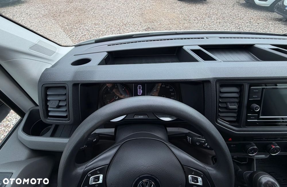 Volkswagen CRAFTER VAN VAT-1 z ZABUDOWĄ SERWISOWĄ WARSZTAT StoreVAN Półki, Szuflady, Kuwety na drobne przedmioty, Masaż fotela kierowcy, Fotel pneumatyczny terapeutyczny pilot ergoActive, Podgrzewana szyba, Kierownica wielofunkcyjna, Tempomat, Ogr. prędkości, Minibar, Fabrycne parktroniki przód i tył, DMC:3500kg, Homologacja haka 3000kg! Duża ładowność 1315kg Model L2H1 Paka dł. 3450mm - 36