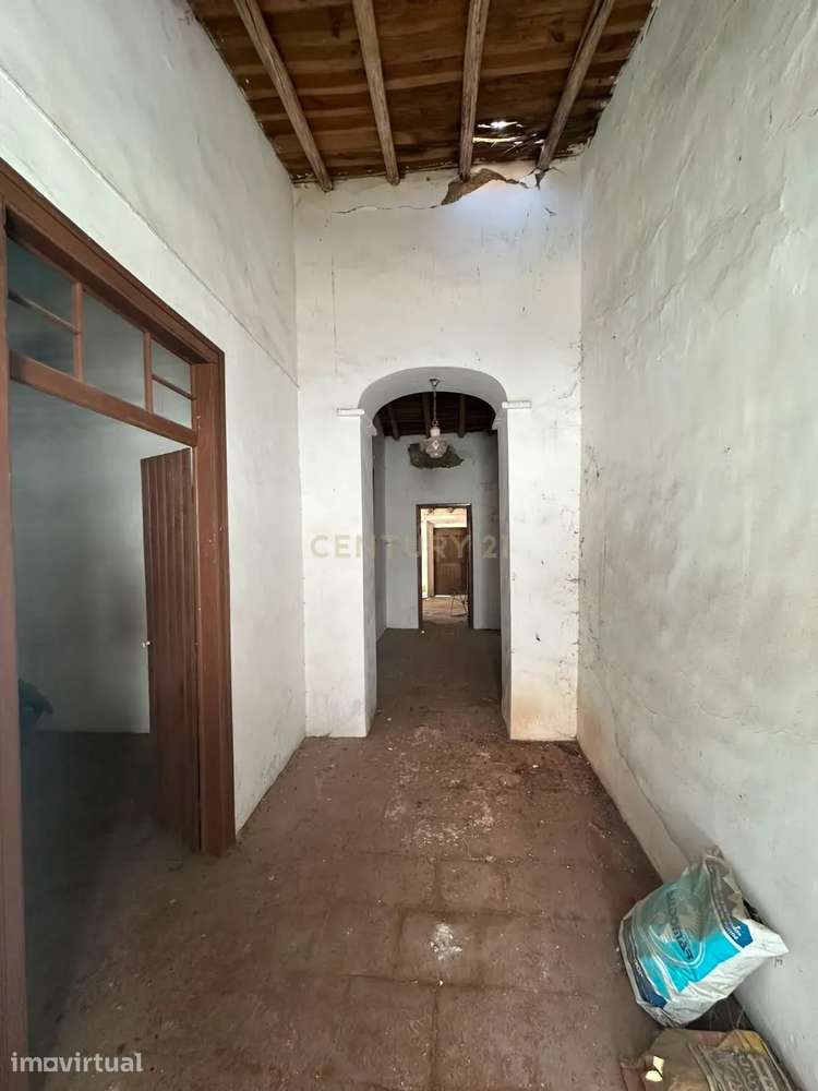 OPORTUNIDADE DE INVESTIMENTO EM MOMBEJA - T3 COM AMPLAS ÁREAS , QUINTA - Grande imagem: 3/23