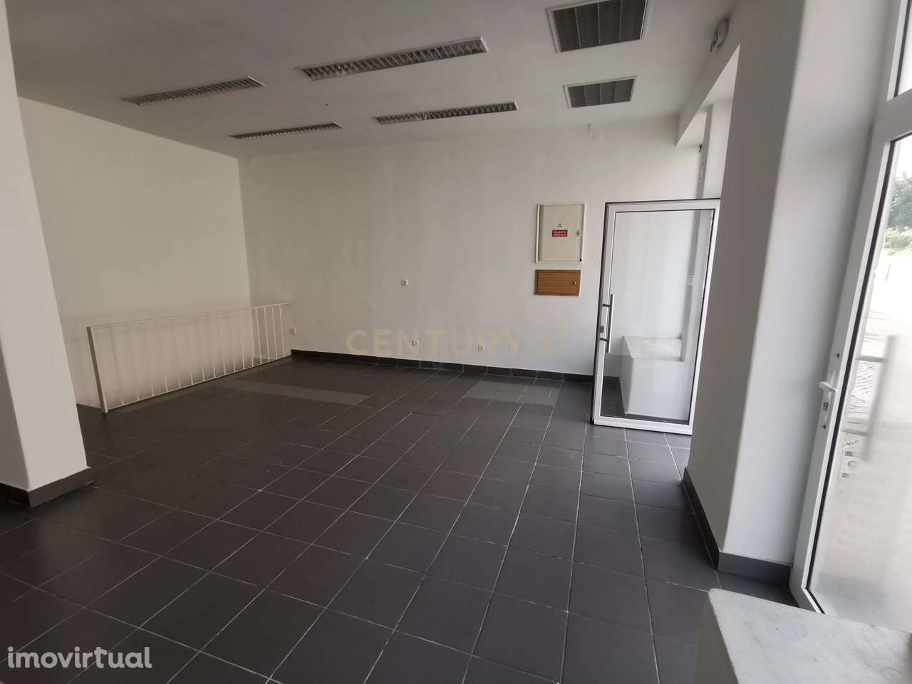 Vende-se loja com cave - Rua D.- Sancho I - Almada - Grande imagem: 3/13