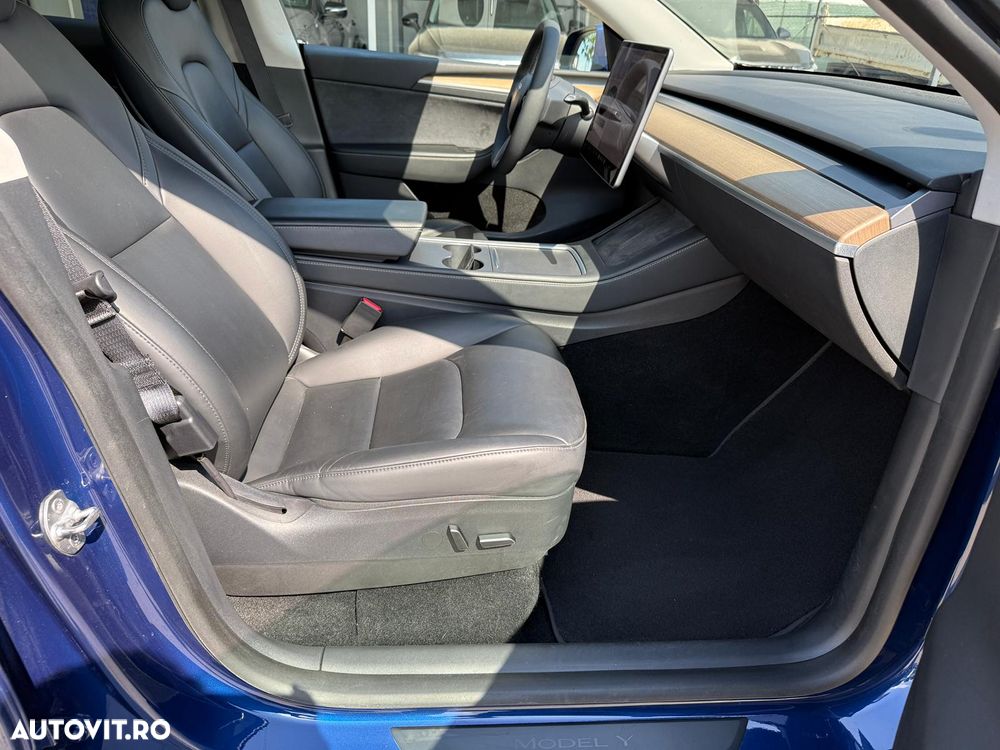 Tesla Model Y - 11