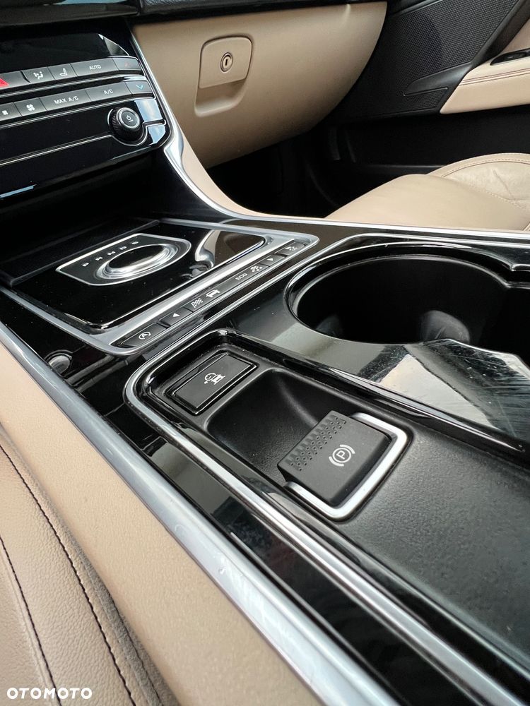 Jaguar XE 2.0 D Prestige - 24