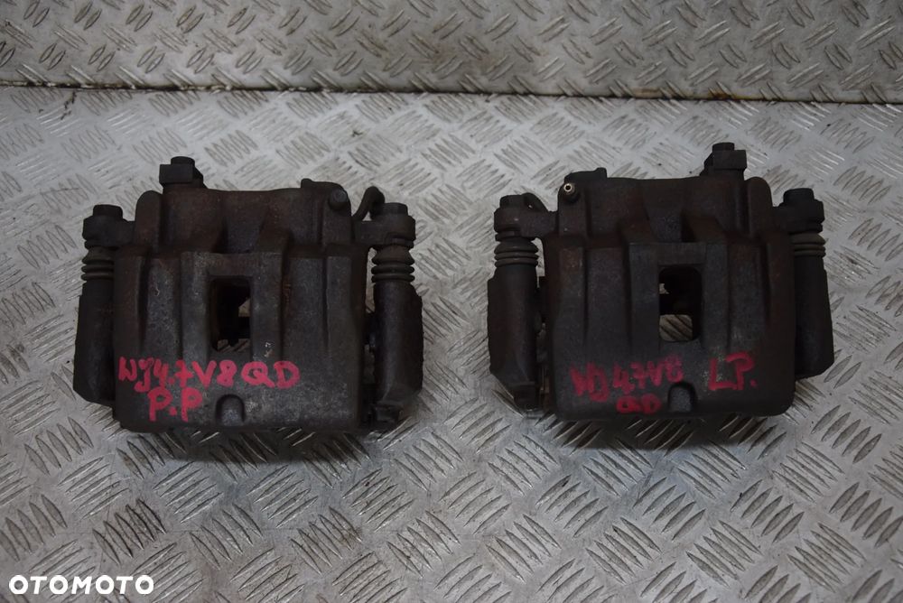 JEEP GRAND CHEROKEE WJ ZACISK LEWY PRAWY PRZÓD AKEBONO - 1