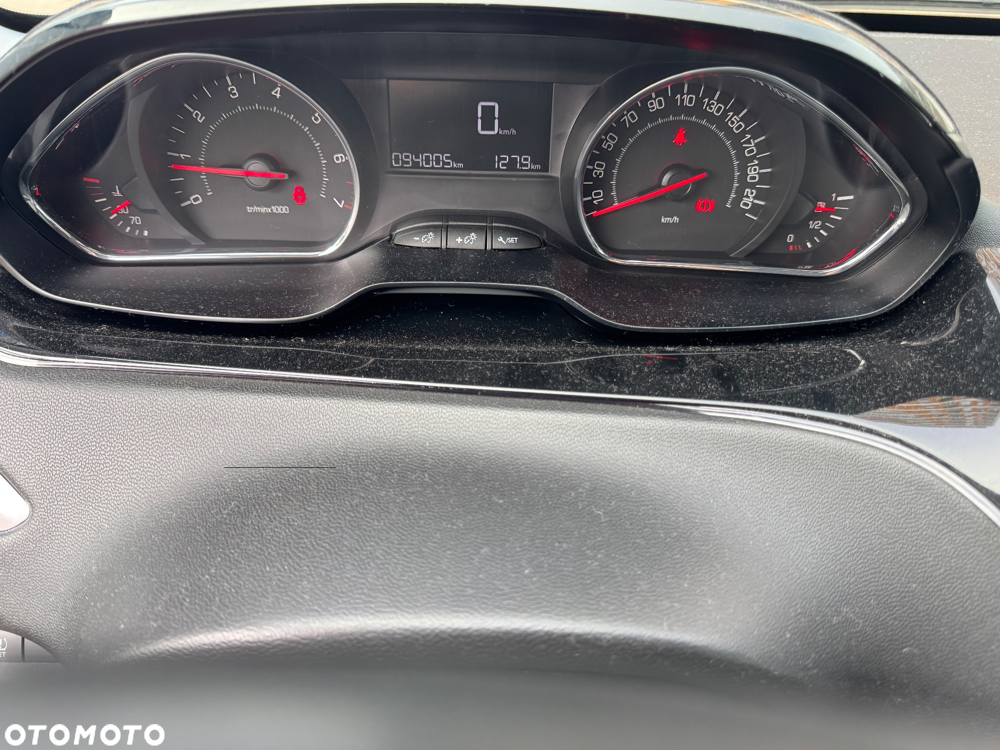 Peugeot 208 - 8