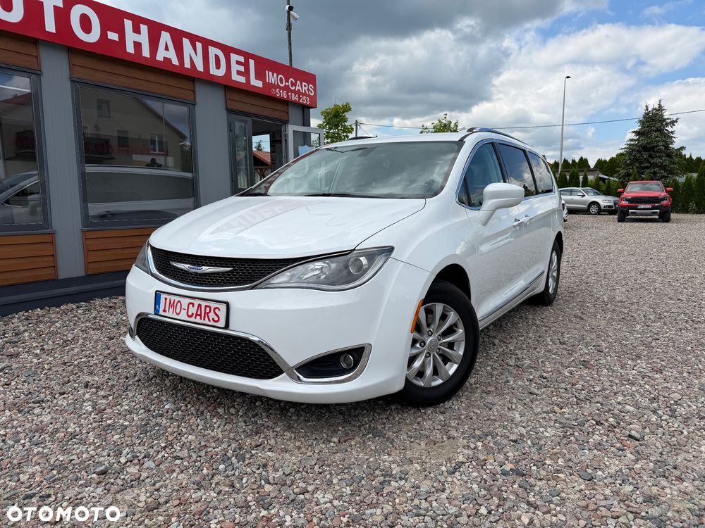 Chrysler Pacifica - 1