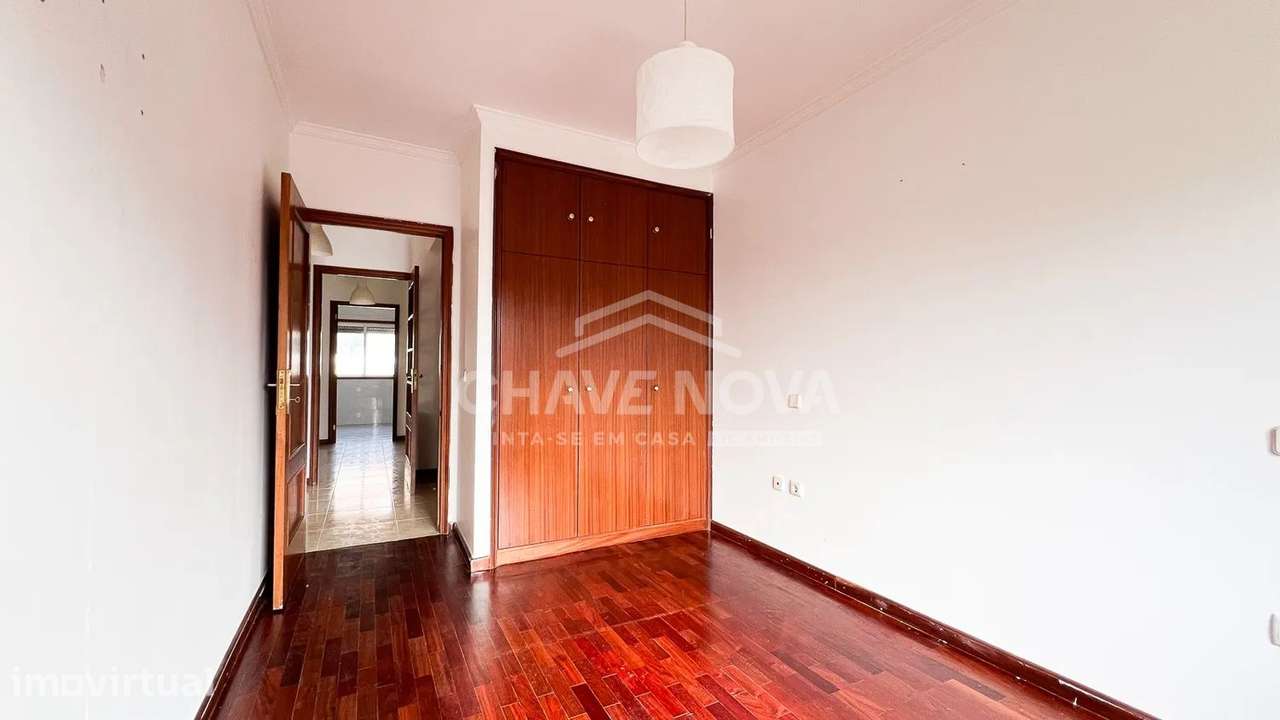 T2 c/ Varanda e Lugar de Garagem na Madalena - Grande imagem: 5/17