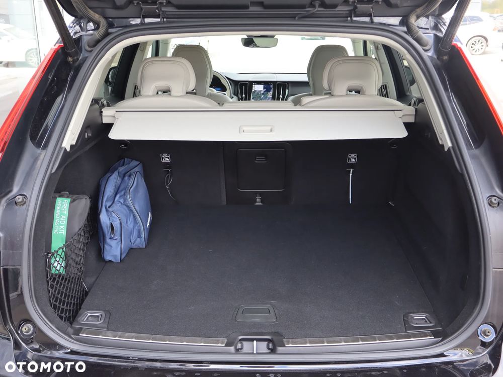 Volvo XC 60 B5 B AWD Plus Dark - 17
