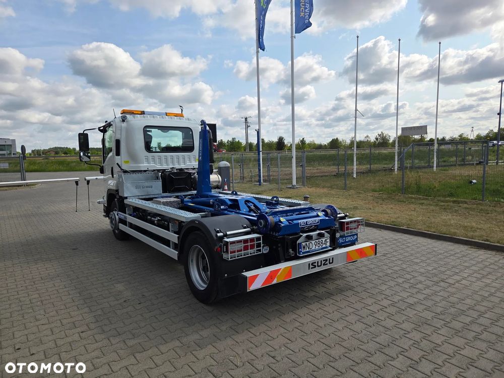 Isuzu F12 - 6