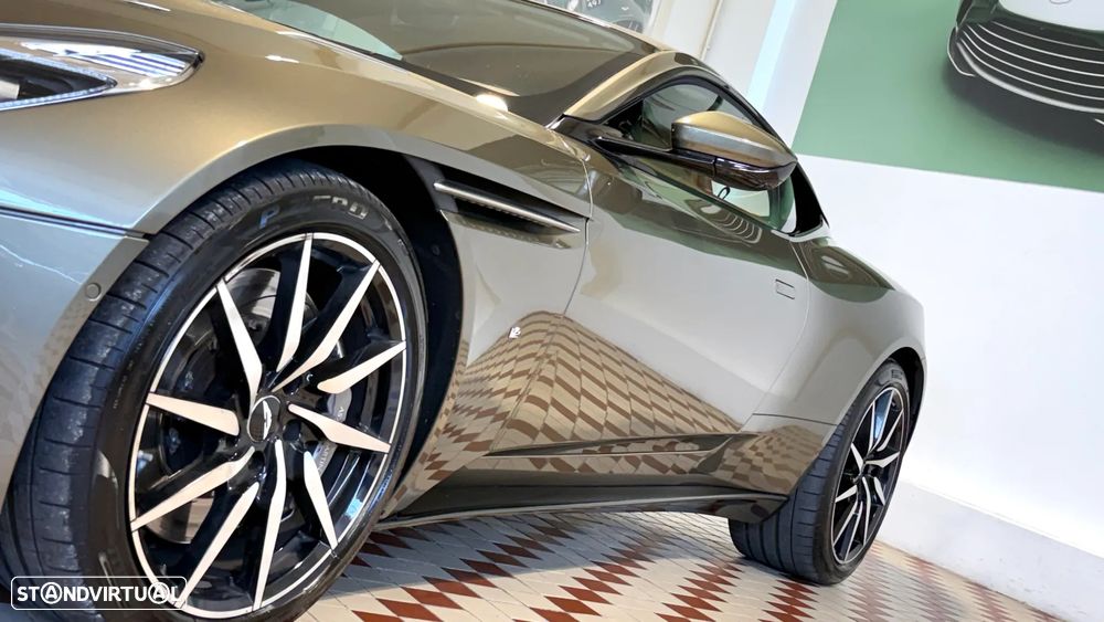 Aston Martin DB11 Coupé - 9