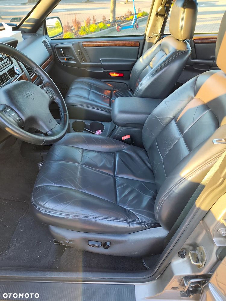 Jeep Grand Cherokee - 31