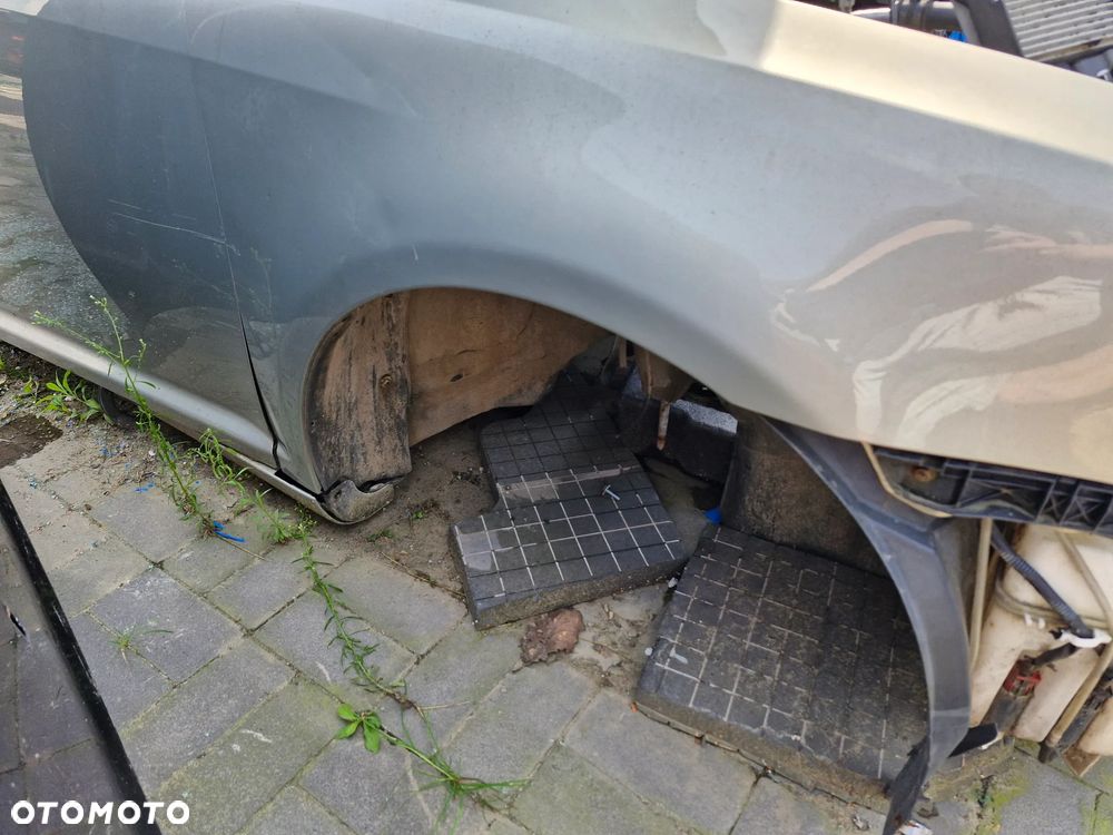 Błotnik prawy przód AVENSIS T25 6T1 - 4