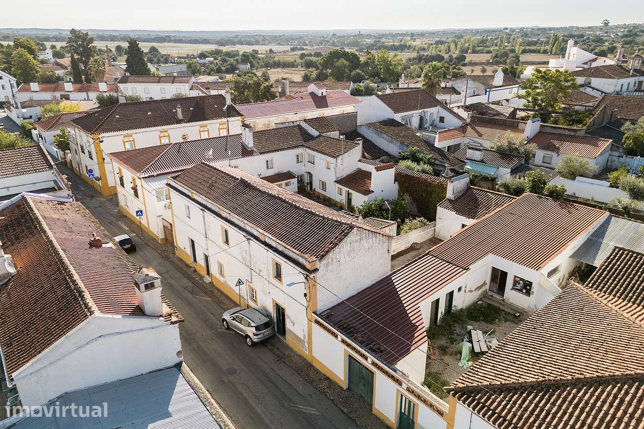 Prédio com 195 m2 de área coberta composto de Moradia, Arrumos e Quint - Grande imagem: 3/35