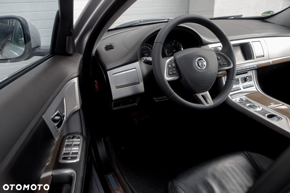 Jaguar XF 2.2 D Luxury - 11