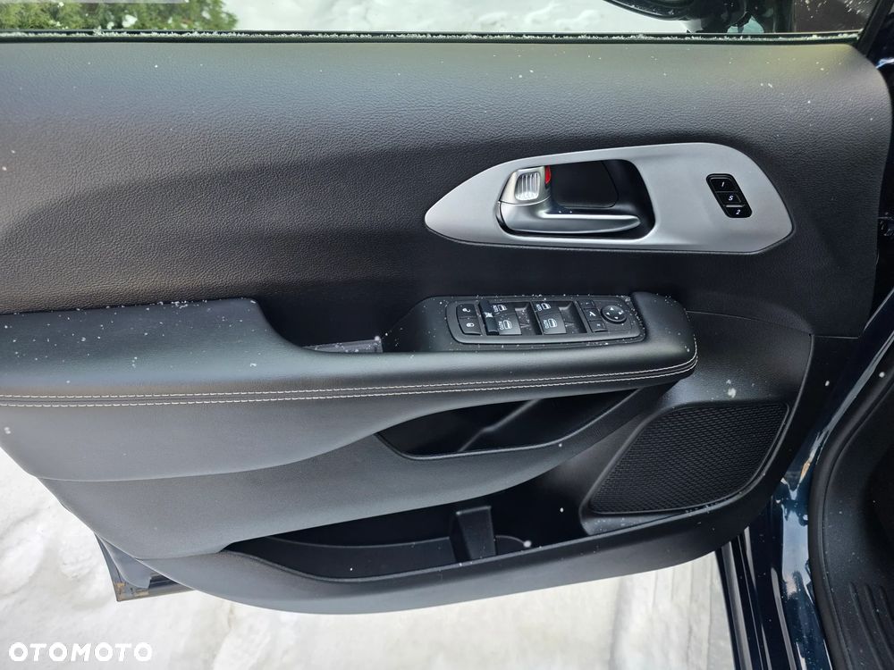 Chrysler Pacifica - 12