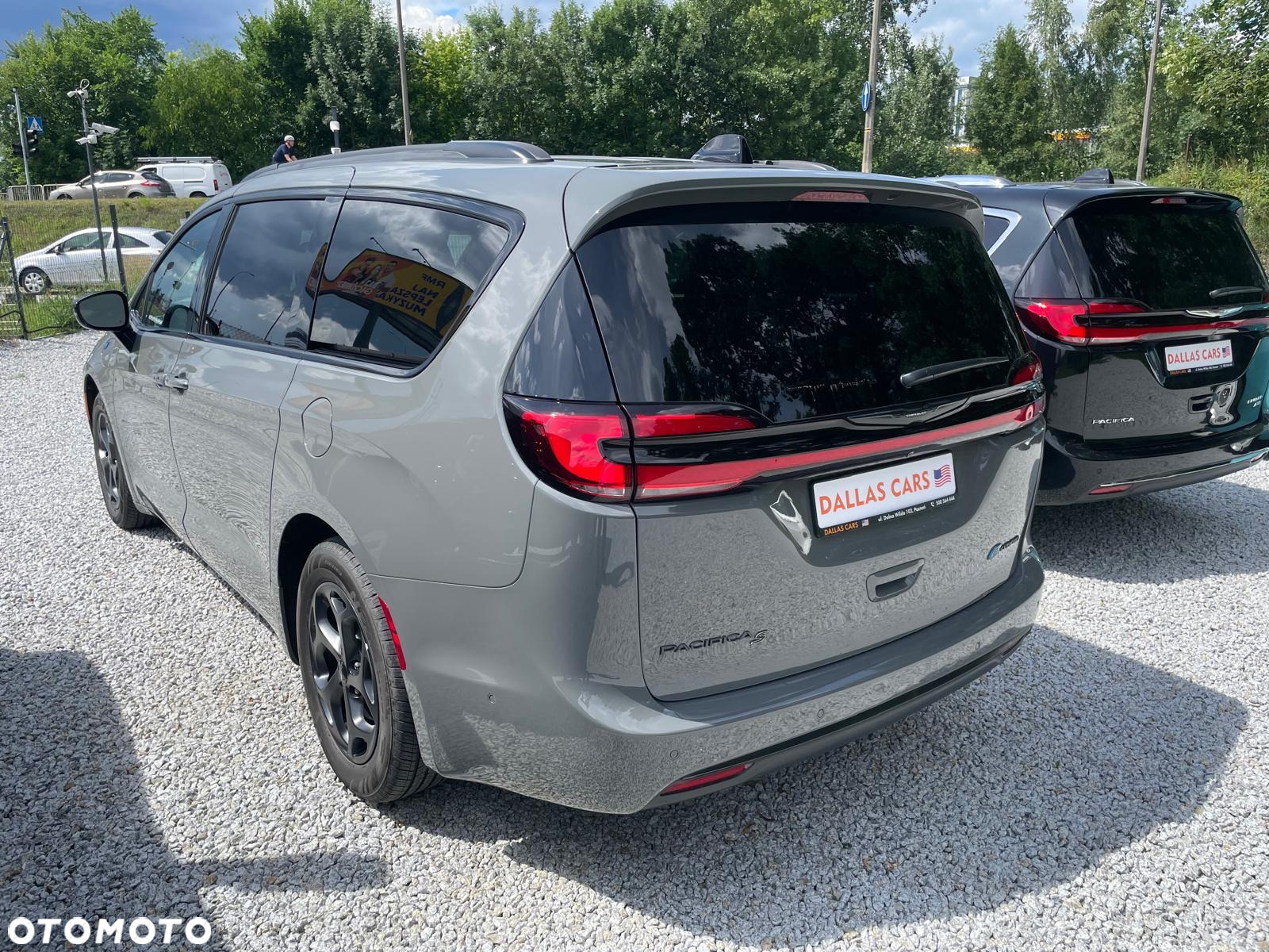 Chrysler Pacifica - 4