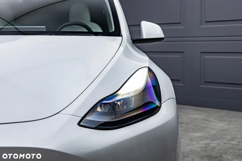 Tesla Model Y - 8