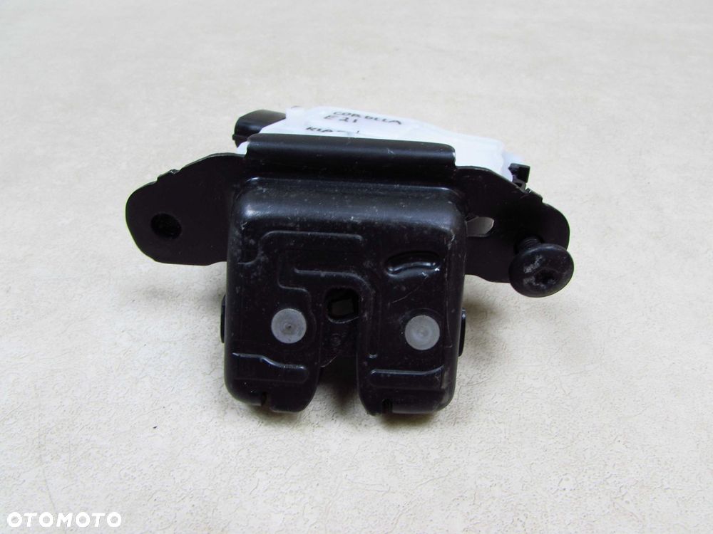 TOYOTA COROLLA E21 XII HB 19-23 ZAMEK KLAPY BAGAZNIKA TYL - 2