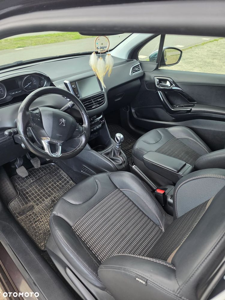 Peugeot 208 - 14