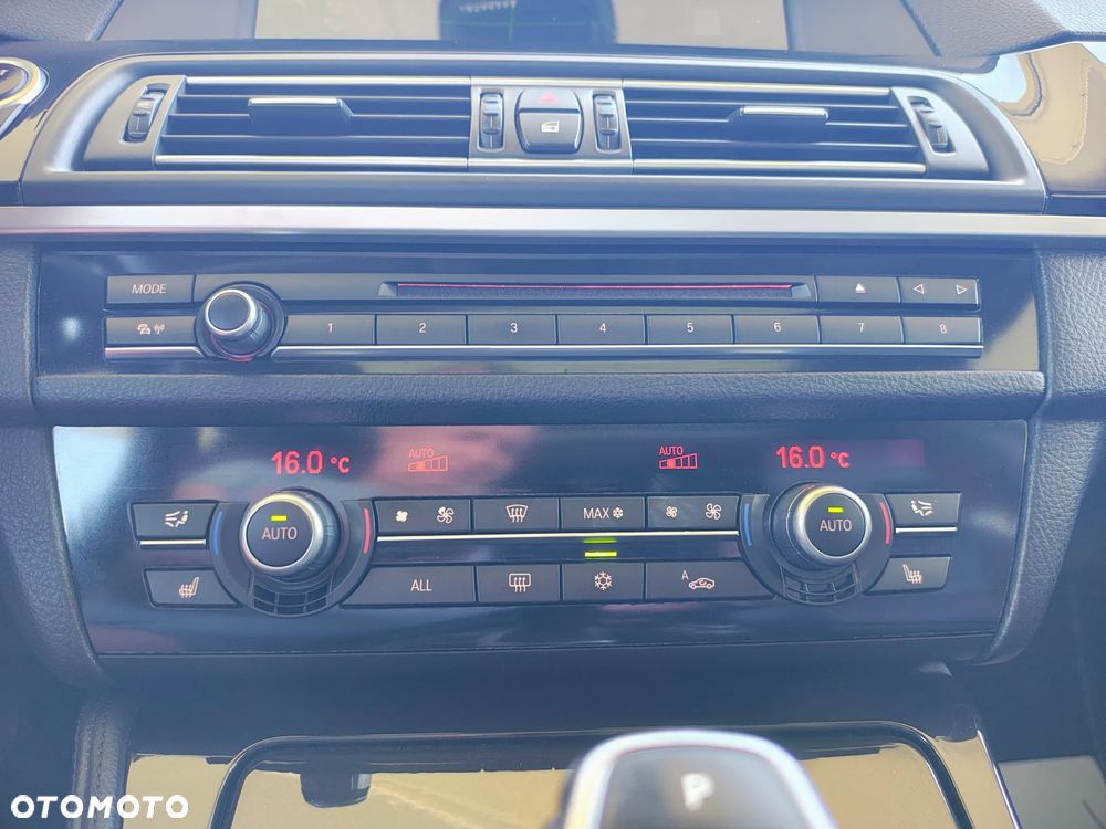 BMW Seria 5 550i Sport-Aut - 30