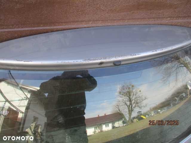 Toyota Yaris II  klapa tylna - 2