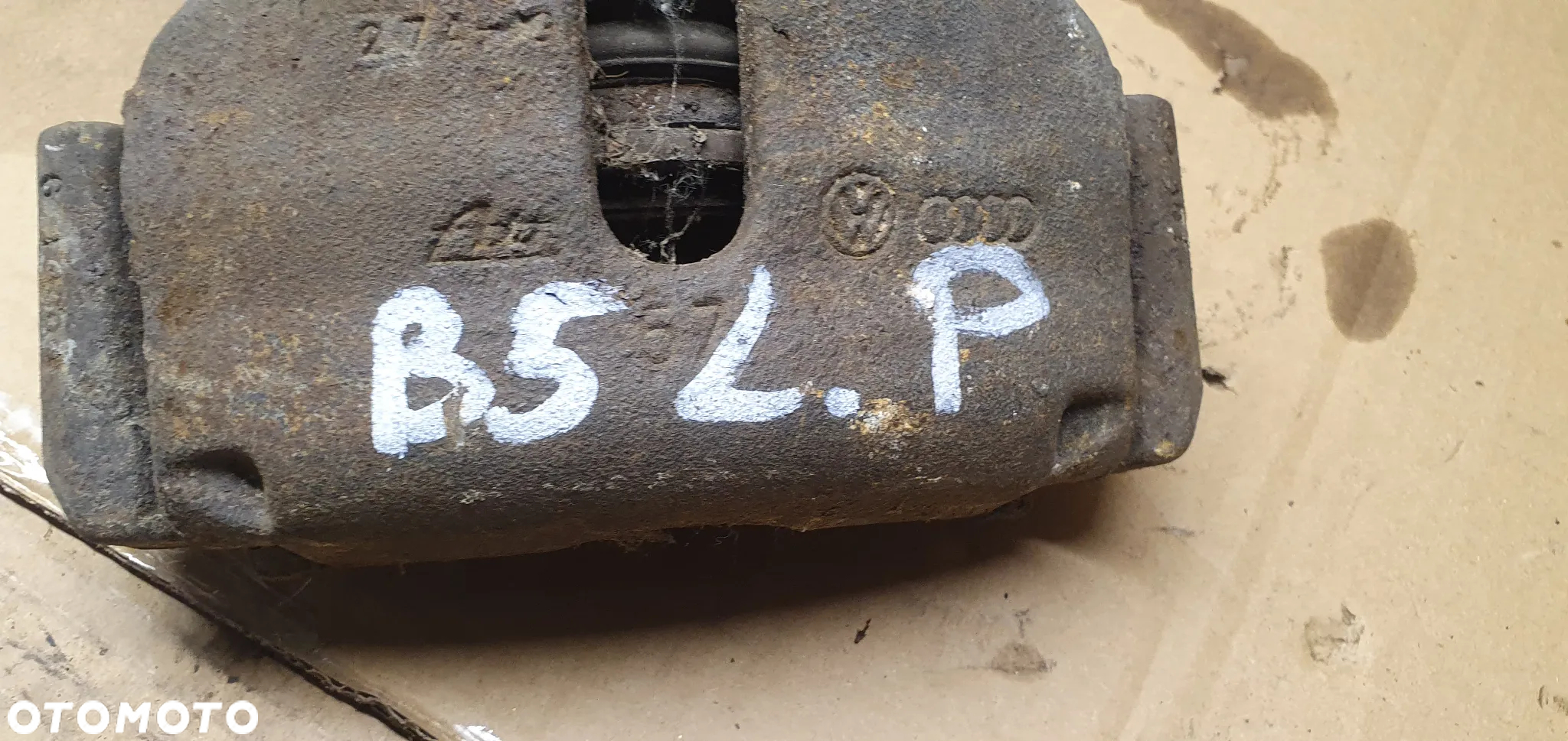 Zacisk hamulcowy lewy przód przedni VW Passat B5 - 8