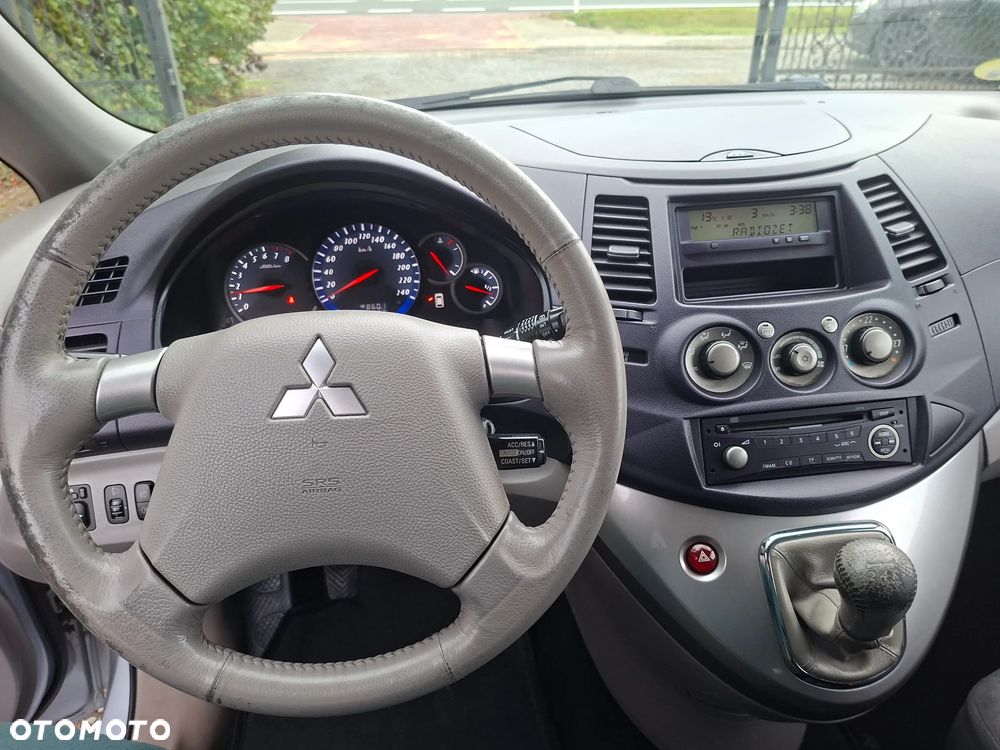 Mitsubishi Grandis 2.4 Intense - 11