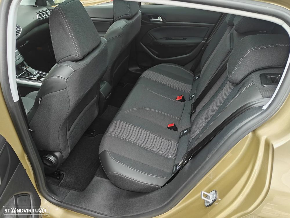 Peugeot 308 1.2 PureTech Allure Pack EAT8 - 17