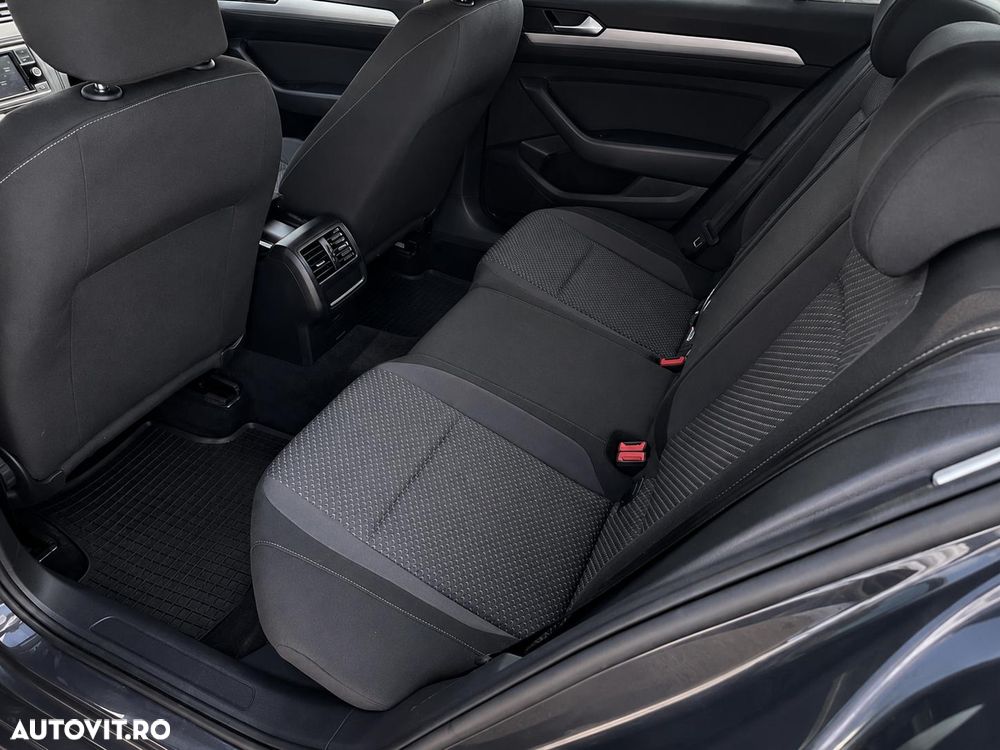Volkswagen Passat 2.0 TDI DSG Trendline - 12